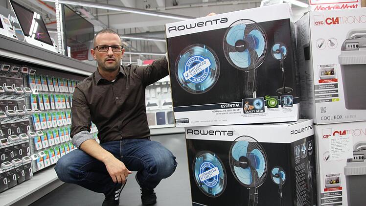Nur noch vier Standventilatoren hat Media Markt-Geschäftsleiter Matthias Klilian übrig - doch auch die werden bald weg sein. In Forchheim sind wegen des anhaltend heißen Sommers die Regale mit den Klimageräten in den Elektro- und Baumärkten praktisch leer gefegt. Foto: Ronald Heck