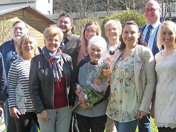 Das Geburtstagskind Ottilie Jungkunz (Mitte), links von ihr Bürgermeisterin Weber, hinten rechts Peter Goihl sowie Familienangehörige  Foto: Paul Hader