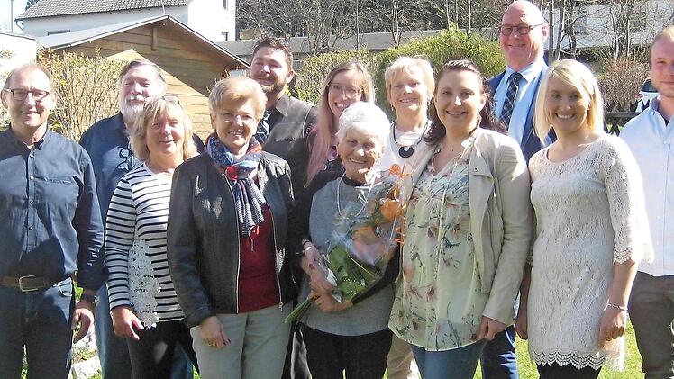 Das Geburtstagskind Ottilie Jungkunz (Mitte), links von ihr Bürgermeisterin Weber, hinten rechts Peter Goihl sowie Familienangehörige  Foto: Paul Hader