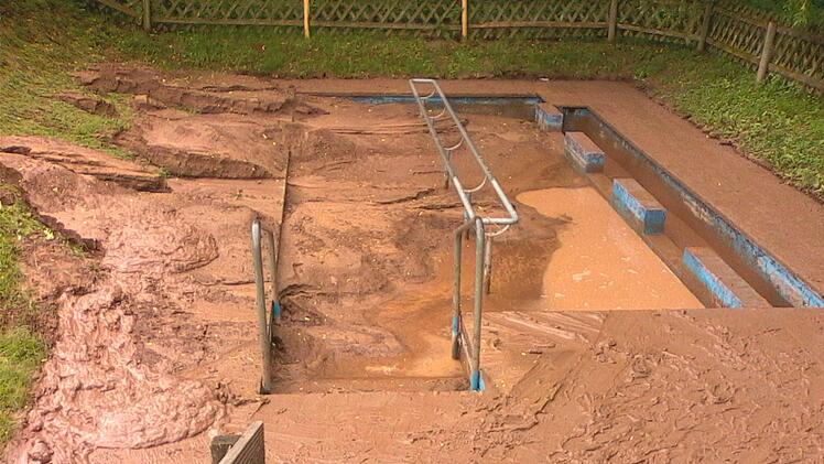 Eine Schlammlawine überflutete das Kneippbecken in Coburg-Ketschendorf. Jetzt ist dort erst mal eine Zwangspause. Dabei hat die Saison erst vor Kurzem begonnen.  Foto: Friedhold Göhring