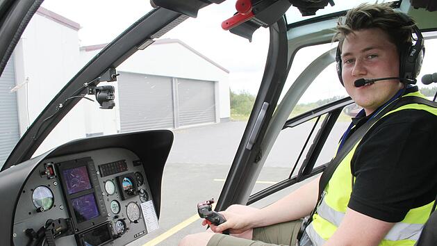 Max Fleuren ist erst 23 Jahre alt. Er konnte schon Hubschrauberfliegen, noch ehe er Autofahren durfte. Er nahm gemeinsam mit seinem Vater Norbert am Deutschlandflug teil. Die beiden hatten au&szlig;erdem einen Fluggast im Schlepptau: Susann Quest