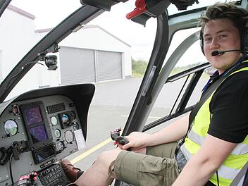 Max Fleuren ist erst 23 Jahre alt. Er konnte schon Hubschrauberfliegen, noch ehe er Autofahren durfte. Er nahm gemeinsam mit seinem Vater Norbert am Deutschlandflug teil. Die beiden hatten außerdem einen Fluggast im Schlepptau: Susann Quest