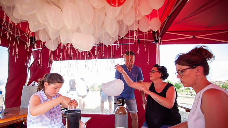 Bayern-Fans füllten die biologisch abbaubaren Luftballons. Foto: Sven Rödig