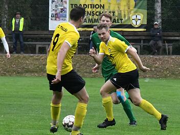 Spielertrainer Oliver Mützel vom FC Thulba (Mitte) trifft in Bergrheinfeld auf seinen alten Kumpel Thomas Cäsar, der dort sein Nachfolger ist. Foto: Hopf