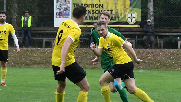 Spielertrainer Oliver Mützel vom FC Thulba (Mitte) trifft in Bergrheinfeld auf seinen alten Kumpel Thomas Cäsar, der dort sein Nachfolger ist. Foto: Hopf