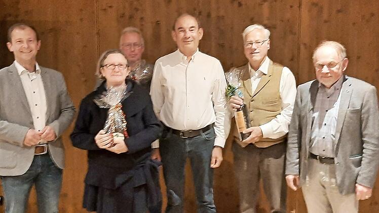 Der neue Aufsichtsrat des Marktladens Wiesenttal mit Marco Trautner (l.) Christian Coler (M.) Peter Fecher (r.) und dem ausscheidenden Gremiumsmitgliedern