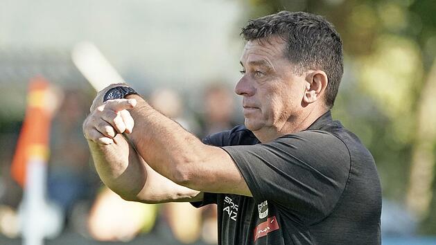 Rollentausch in der Landesliga: Während die Ebersdorfer Mannschaft von Trainer Dieter Kurth (im Bild) nach Abzug der nicht relevanten Vorrundenpunkte als Schlusslicht der Tabelle nach oben springt, fällt der SV Friesen nach Abzug von zwölf Zählern auf den vorletzten Platz zurück.