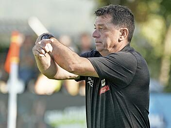 Rollentausch in der Landesliga: Während die Ebersdorfer Mannschaft von Trainer Dieter Kurth (im Bild) nach Abzug der nicht relevanten Vorrundenpunkte als Schlusslicht der Tabelle nach oben springt, fällt der SV Friesen nach Abzug von zwölf Zählern auf den vorletzten Platz zurück.
