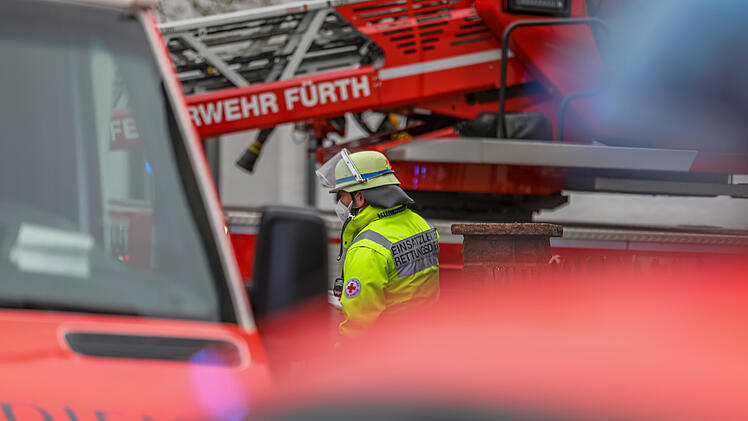 Fürth: Brand in Wohnhaus - Feuerwehr rettet Frau aus Gebäude