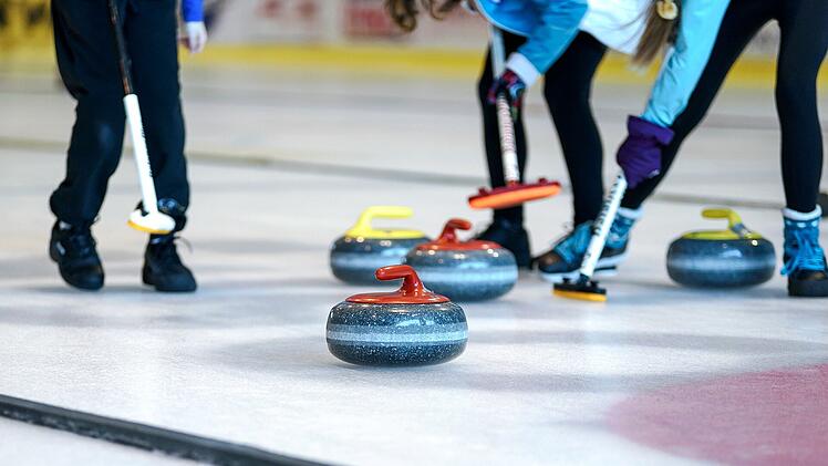 Curling kommt ursprünglich aus Schottland und bringt jede Menge Spaß in die kalte Jahreszeit.