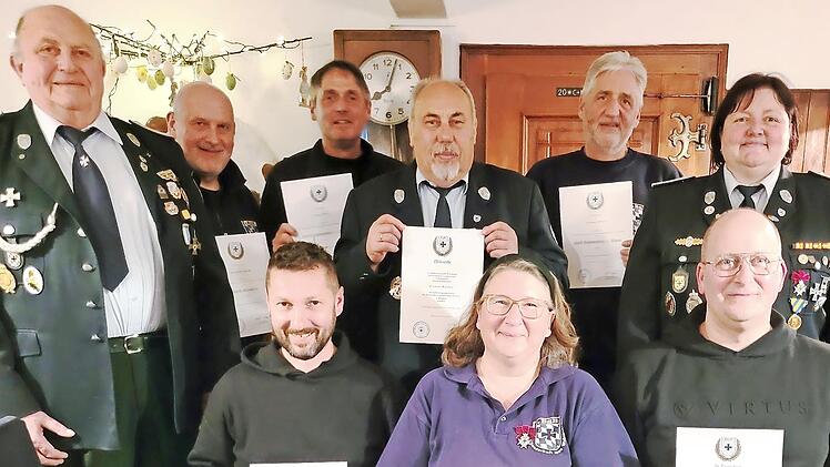 Nach den Ehrungen (stehend von links): 2. Vorsitzender Leo Wenninger, Roland S&auml;um, J&ouml;rg Will, Erwin Keller, Frank Will, 1. Vorsitzende Stephanie Heinel, sitzend von links, Stefan Bleyer, Tina Lauterbach und Stefan Stadelmann.