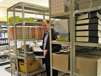 Im Vorraum der Bibliothek und im Archiv, wo dieses Foto mit Schulleiter Erhardt Herrmann entstand,  gibt es statische Probleme.  Foto:  Josef Hofbauer