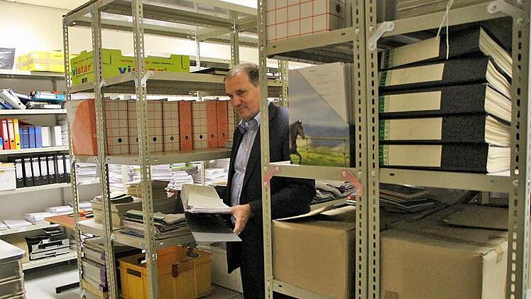 Im Vorraum der Bibliothek und im Archiv, wo dieses Foto mit Schulleiter Erhardt Herrmann entstand,  gibt es statische Probleme.  Foto:  Josef Hofbauer