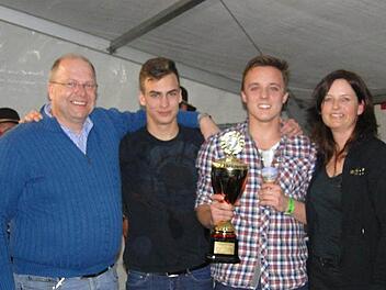 Thomas Limpert (von links) hatte den Pokal gestiftet. F. Wehnert und "King of Bock" David Blum aus Reckendorf freuten sich über ihre Preise, überreicht von Petra Elflein.  Foto: privat