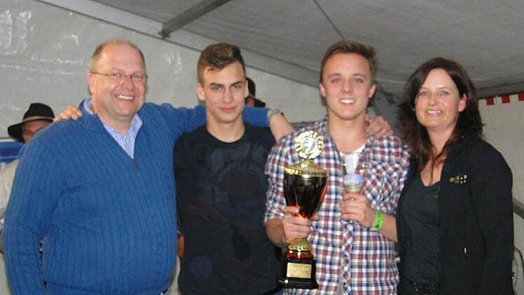Thomas Limpert (von links) hatte den Pokal gestiftet. F. Wehnert und "King of Bock" David Blum aus Reckendorf freuten sich über ihre Preise, überreicht von Petra Elflein.  Foto: privat