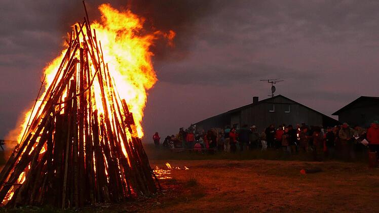 Heuer feiert die Kissinger Hütte 100. Geburtstag. Inzwischen mehrfach erweitert und umgebaut, ist sie heute ein Aushängeschild des Vereins und gerne gewählte Kulisse für die Sonnwendfeiern. Fotos: Rhönklub