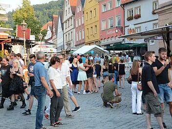 Gegen 20.30 Uhr füllt sich die Obere Stadt mit feierlustigen Gästen. Die große Hitze ließ die traditionsreiche Party in der Kulmbacher Innenstadt erst etwas später starten. Foto: Dagmar Besand