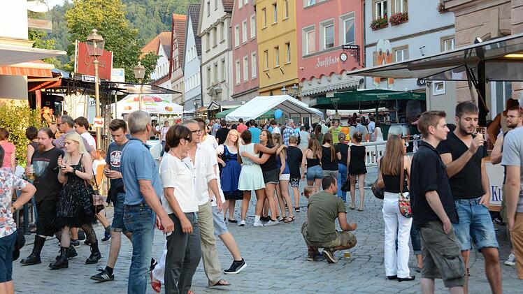 Gegen 20.30 Uhr füllt sich die Obere Stadt mit feierlustigen Gästen. Die große Hitze ließ die traditionsreiche Party in der Kulmbacher Innenstadt erst etwas später starten. Foto: Dagmar Besand