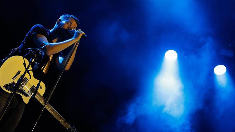 Doppelter Vollmond? Nein, ein einzigartiges Konzert. Revolverheld, hier Sänger und Gitarrist Johannes Strate, hatte den Schlossplatz fest im Griff. Foto: Matthias Hoch