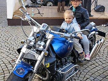 Stolze sechs Zylinder hat diese Goldwing, auf der Julius und Eva Schnitzer Platz genommen hatten. Diese und viele weitere interessante Fahrzeuge gab es bei der Ausstellung mitten in Haßfurt zu sehen.