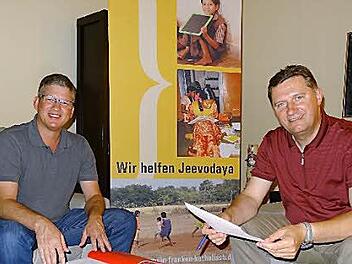 Pfarrer Dr. Andreas Krefft (rechts) und Bruder Bert Meyer (links) der Missionssekretär der Pallottiner Mission aus Friedberg beim Durchsehen der Unterlagen und Abrechnungen für das Projekt "Jeevodaya".  Text/Foto: Eckert