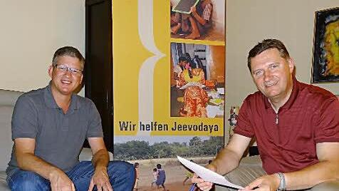 Pfarrer Dr. Andreas Krefft (rechts) und Bruder Bert Meyer (links) der Missionssekretär der Pallottiner Mission aus Friedberg beim Durchsehen der Unterlagen und Abrechnungen für das Projekt "Jeevodaya".  Text/Foto: Eckert