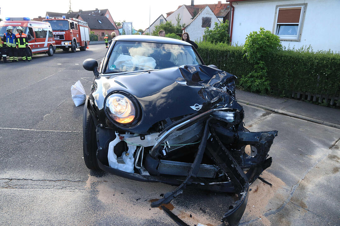 Einsatzfahrt endet in Verkehrsunfall - Mini und Notarzteinsatzfahrzeug kollidieren - Zwei Verletzte ins Krankenhaus