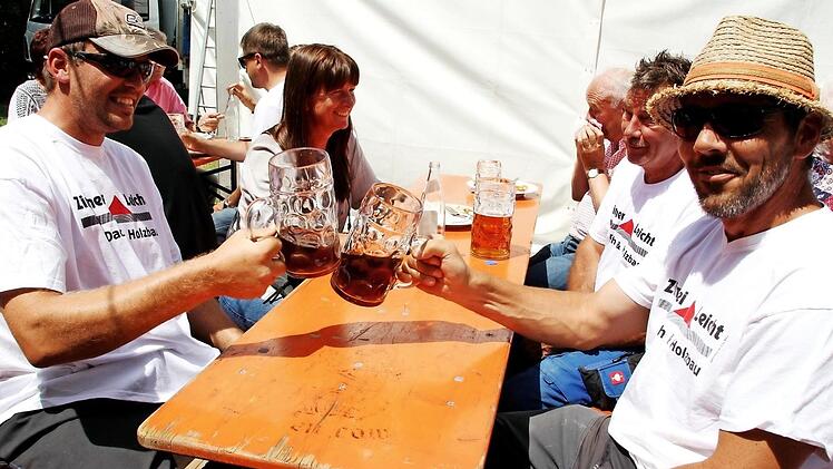 Einer muss ja schließlich noch was schaffen: Mitarbeiter der Zimmerei Leicht stoßen mittags mit Cola-Mix an. Foto: Christian Bauriedel