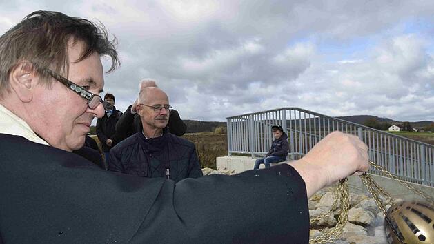 Pfarrer Henryk Chelkowski segnete das Bauwerk.Andreas Welz