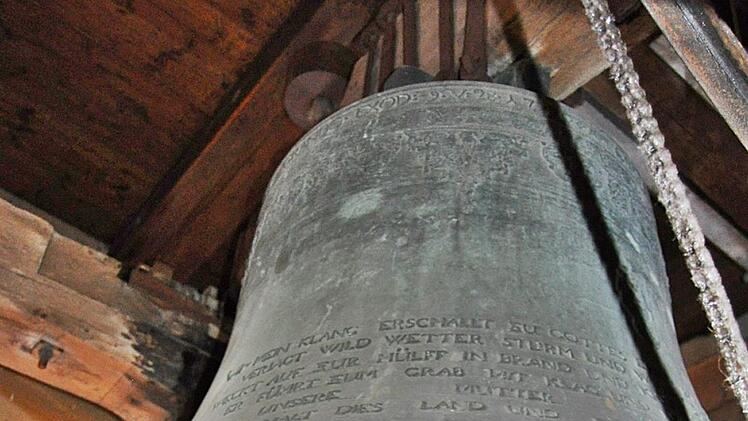 Die Zeit, dass die Glocken der Stadtpfarrkirche Bad Königshofen nicht mehr läuten, soll zu Ende gehen. Das jedenfalls hoffen Pfarrer Karl Feser und Küster Michael Löhr. Sie haben von der Glockenfirma Perner aus Passau die Zusage, dass die Reparatur in der kommenden Woche beginnt.  Foto: Friedrich