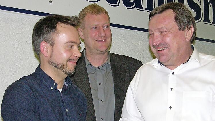 Vorsitzender Norbert Engel (von links) und Bürgermeister Michael Keilich würdigten den Einsatz von Kai-Uwe Jacob. Foto: Klaus Oelzner