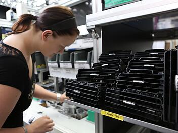 Fast die Hälfte des Gesamtumsatzes macht Dr. Schneider mit Ausströmern, also Belüftungsanlagen fürs Auto - unter anderem für Audi und VW. Die Krise seiner Großkunden hat sich offenbar nun auch auf den Zulieferer ausgewirkt. Foto: Archiv/Matthias Litzlfelder
