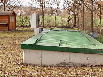 Die bestehende Scheibentauchkörper-Kläranlage in Pettstadt braucht eine Sanierung. Die Frage ist nun: Wird die Kleinanlage ertüchtigt oder erfolgt ein Anschluss an Kirchlauter? Im Hintergrund ist der Kirchlauterer Gemeindeteil Pettstadt zu sehen.  Foto: Günther Geiling