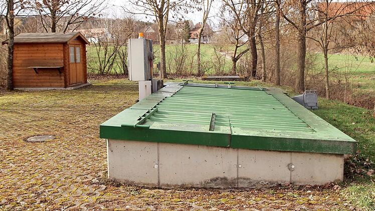 Die bestehende Scheibentauchkörper-Kläranlage in Pettstadt braucht eine Sanierung. Die Frage ist nun: Wird die Kleinanlage ertüchtigt oder erfolgt ein Anschluss an Kirchlauter? Im Hintergrund ist der Kirchlauterer Gemeindeteil Pettstadt zu sehen.  Foto: Günther Geiling
