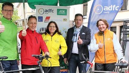 "Mit dem Rad zur Arbeit" hat begonnen (von links): Christian Grebner, DGB-Regionsgesch&auml;ftsf&uuml;hrer Mathias Eckardt, Sabine K&ouml;tzner, Patrick P&uuml;ttner, oberfr&auml;nkischer Gesch&auml;ftsf&uuml;hrer vbw-Bayern, und Marita Nehring  Foto: Desombre