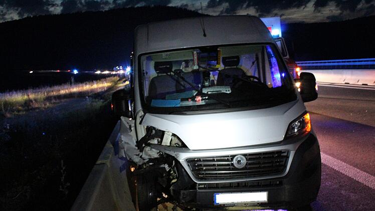Am sp&auml;ten Freitagabend eilte die Bad Br&uuml;ckenauer Feuerwehr zu einem Unfall, der auf der Sinntalbr&uuml;cke bei Riedenberg passiert war. Foto: Sebastian Gerr
