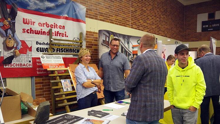 Steinbachs Bürgermeister Thomas Löffler am Stand des Dachdeckergeschäfts Ewald Fischbach Foto: Heike Schülein
