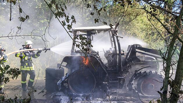 Auf einem Feldweg in der Gemeinde Litzendorf ist am Mittwochnachmittag ein Traktor ausgebrannt.