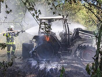 Auf einem Feldweg in der Gemeinde Litzendorf ist am Mittwochnachmittag ein Traktor ausgebrannt.