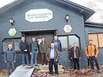 Altb&uuml;rgermeister und Obmann des Frankenwaldvereins Kleintettau, Alfred Schaden (Dritter von rechts), sagt allen Helfern und Spendern herzlichen Dank f&uuml;r ihr Engagement. Im Hintergrund die Frankenwaldh&uuml;tte am Rennsteig, ebenfalls ein Projekt dieser Mannschaft