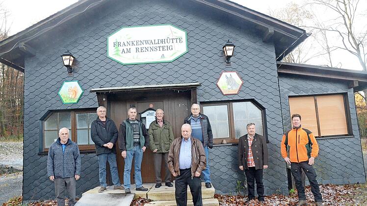 Altb&uuml;rgermeister und Obmann des Frankenwaldvereins Kleintettau, Alfred Schaden (Dritter von rechts), sagt allen Helfern und Spendern herzlichen Dank f&uuml;r ihr Engagement. Im Hintergrund die Frankenwaldh&uuml;tte am Rennsteig, ebenfalls ein Projekt dieser Mannschaft