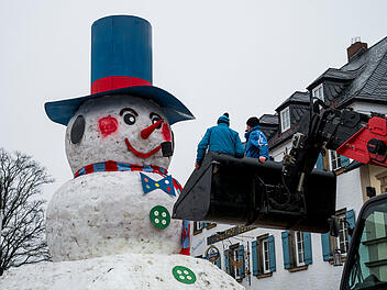 Bischofsgr&uuml;ner Riesenschneemann l&auml;chelt bei jedem Wetter