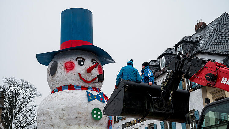 Bischofsgr&uuml;ner Riesenschneemann l&auml;chelt bei jedem Wetter