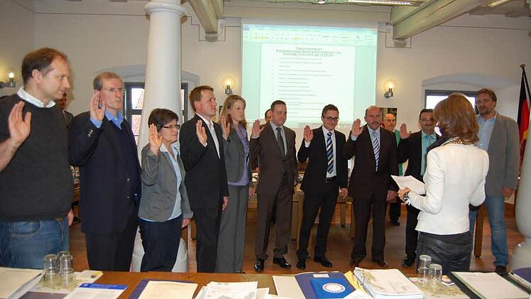 Bürgermeisterin Christine Frieß vereidigte die neuen Stadträte.