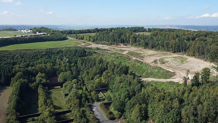 Neue, sinnvolle Nutzung für ein belastetes Areal: Auf der ehemaligen Bauschuttdeponie der Stadt Coburg entsteht eine Photovoltaikanlage. Links im Hintergrund zu sehen ist der Verkehrslandeplatz auf der Brandensteinsebene, im Vordergrund die ehemalige BGS-Schießanlage im Motschental.  Foto: Volkmar Franke/www.hochbild-design.de