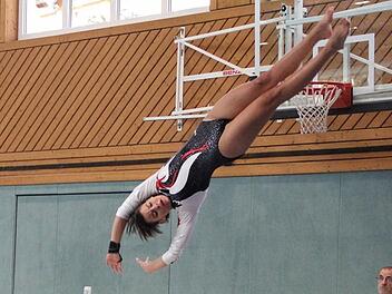 Der neue Sprungtisch hat seine ersten Einsätze schon hinter sich - hier unter den kritischen Augen von Ernst Weitl, Trainer beim TV Ketschendorf. Foto: privat