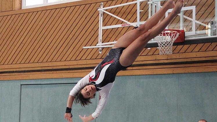 Der neue Sprungtisch hat seine ersten Einsätze schon hinter sich - hier unter den kritischen Augen von Ernst Weitl, Trainer beim TV Ketschendorf. Foto: privat