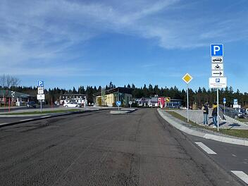 Die Neugestaltung der Wasserkuppen-Parkplätze verzögert sich. Die Teerdecke der Landesstraße, die über die Wasserkuppe führt, wurde noch erneuert und die Vollsperrung der Straße aufgehoben.  Foto: Rainer Ickler
