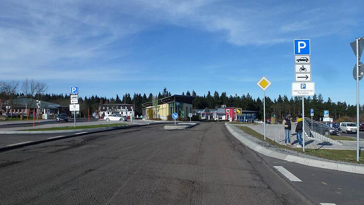 Die Neugestaltung der Wasserkuppen-Parkplätze verzögert sich. Die Teerdecke der Landesstraße, die über die Wasserkuppe führt, wurde noch erneuert und die Vollsperrung der Straße aufgehoben.  Foto: Rainer Ickler