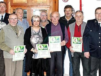 Die Geehrten zusammen mit dem bisherigen Kommandanten Herbert Morgenroth (links), dem neuen Kommandanten Ulrich Werr (Dritter von links), dem Ersten Bürgermeister Knut Morgenroth (rechts) und dem Ersten Vorsitzenden Gerold Vogt (Zweiter von rechts)  Foto: Herbert Fischer